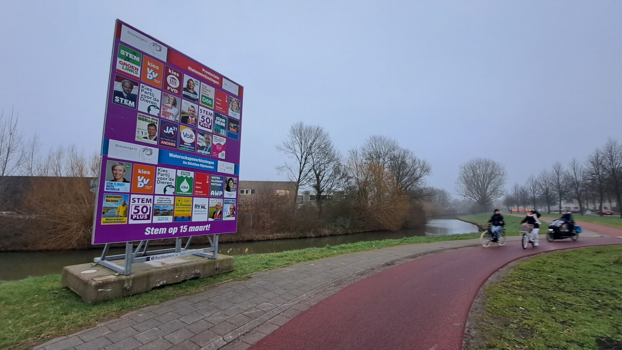 Verkiezingsbord bij fietspad rotonde Sweelincklaan in Nieuwegein