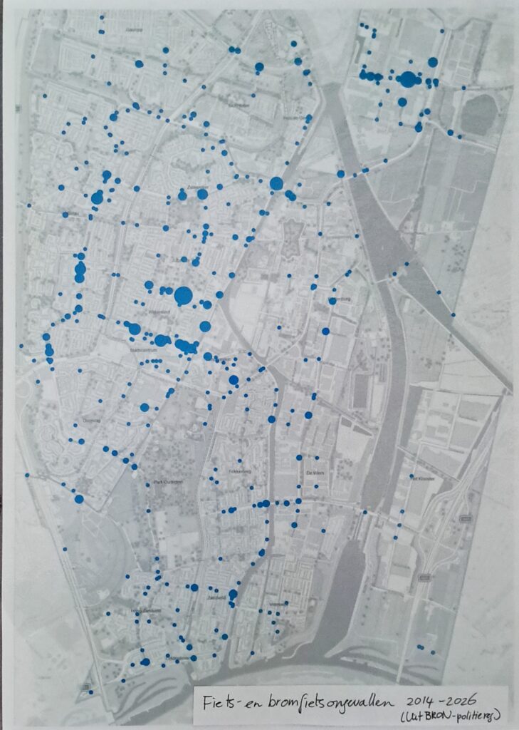 Kaart van Nieuwegein met blauwe stippen die één of meerdere fiets- of bromfietsongevallen weergeven.
