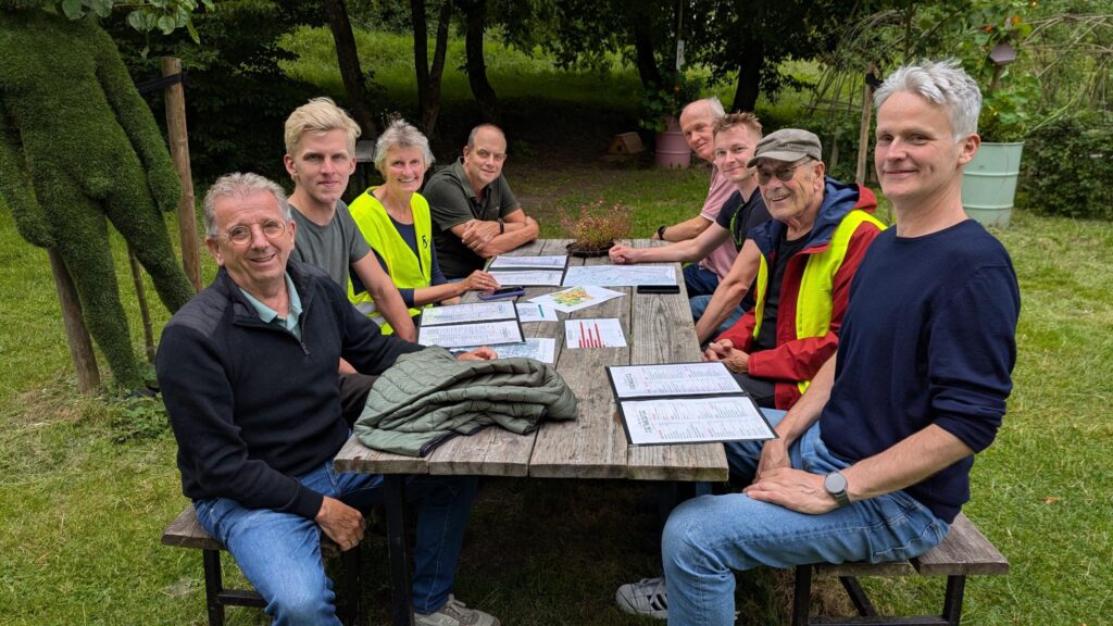 Nieuwe raadsleden en actieve leden van Fietsersbond Nieuwegein praten na Bij de Fortwachter